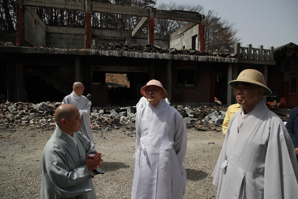 인월사를 방문한 진우 스님((사진 가운데)원무원장)