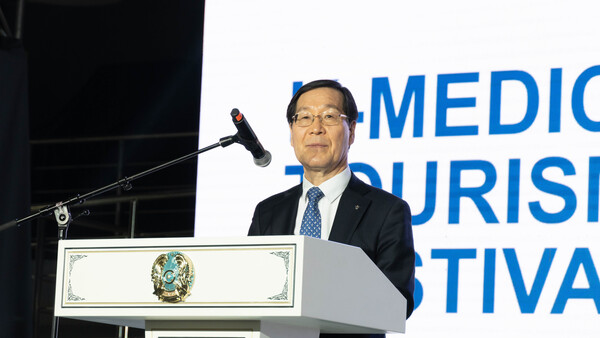 한국관광공사 김장실 사장이 알마티에서 열린 한국의료관광대전 개막식에서 축사 연설을 하고 있다.