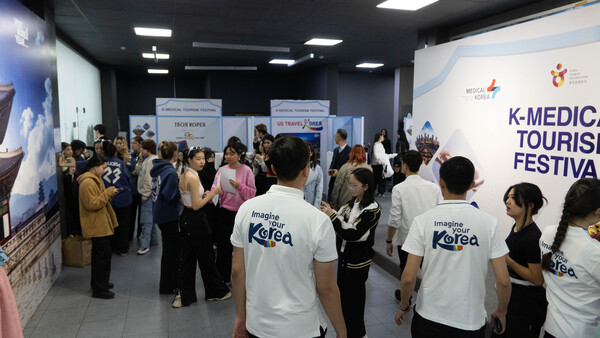 알마티에서 열린 한국의료관광대전에서 한국 문화 체험을 위해 기다리고 있는 관람객들