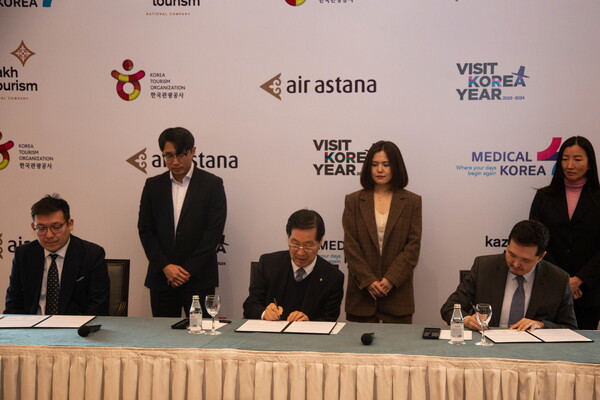 한국관광공사 김장실 사장(가운데)가 아스타나항공, 카자흐스탄 관광청 기관 대표들과 업무협약서에 사인을 하고 있다.