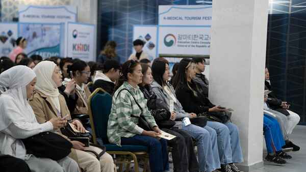 알마티에서 열린 한국의료관광대전에서 참가자들이 한국 의료관광에 대한 설명을 듣고 있다