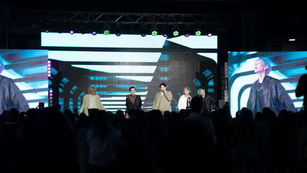 알마티에서 열린 한국의료관광대전에서 현지 K-팝 그룹이 축하공연을 하고 있다.