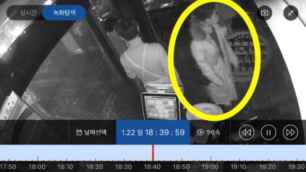지난 1월22일 한 남녀 커플이 서울 강서구의 모 와인바를 찾아 20만원 상당의 술과 음식을 먹은 뒤 계산을 하지 않고 달아났다. 사진은 이날 오후 6시40분께 여성이 가게로 입장하는 모습. (보배드림 갈무리)