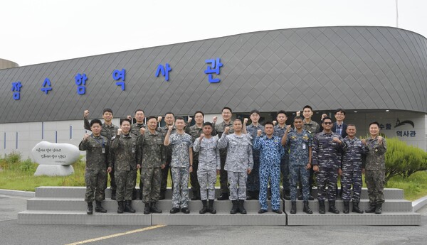 국제잠수함 과정(ISETP)에 참가한 대한민국 해군 교관을 비롯한 방글라데시, 베트남, 싱가포르, 인도네시아, 필리핀 해군 교육생.