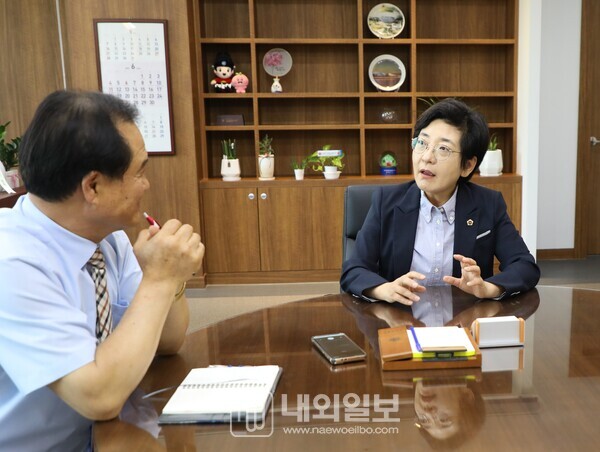 본지 김주환 본부장의 질문에 이순열 세종시의회 의장이 답하고 있다.