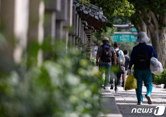 25일 오후 서울 종로구 탑골공원 인근에서 어르신들이 길을 거닐고 있다. 2023.7.25/뉴스1 ⓒ News1 이재명 기자