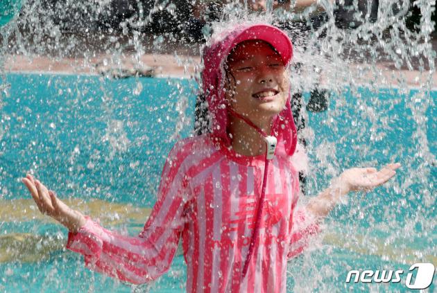 28일 대전 동구 용수골어린이공원 물놀이장에서 어린이들이 즐거운 시간을 보내고 있다. 2023.7.28/뉴스1 ⓒ News1 김기태 기자