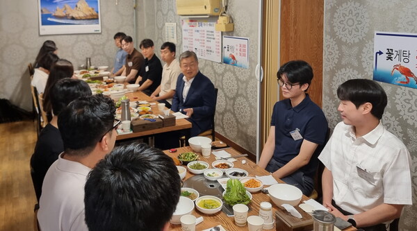  박일호 밀양시장과 읍면동 칭찬공무원으로 선정된 16명의 공직자들이 16일 관내 한 식당에서 간담회를 가졌다. 