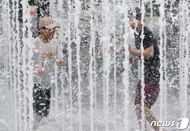 서울 종로구 광화문광장 분수대에서 어린이들이 물놀이를 하고 있다. /뉴스1 ⓒ News1 이동해 기자