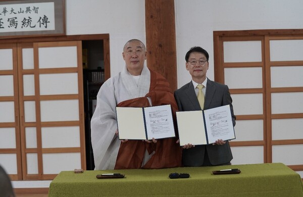 (왼쪽부터)덕문주지스님, 주)그린마타 우의수 대표