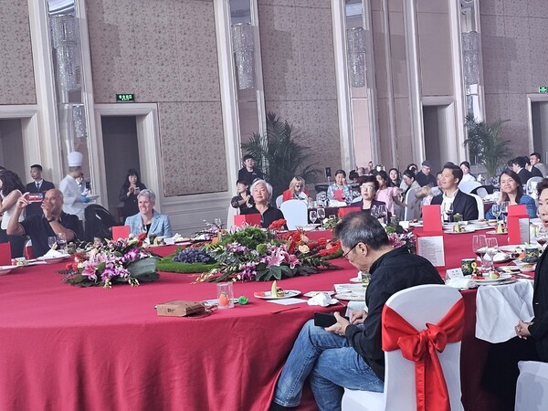 길림성 주최 상그리라 호텔서 열린 중추절 기념 리셉션 주빈으로 참석한 차홍규 회장(사진 가운데)