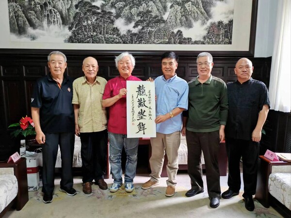 료녕성 대표 예술인들과 함께한 한중미술협회 차홍규 회장(왼쪽에서 세번째)