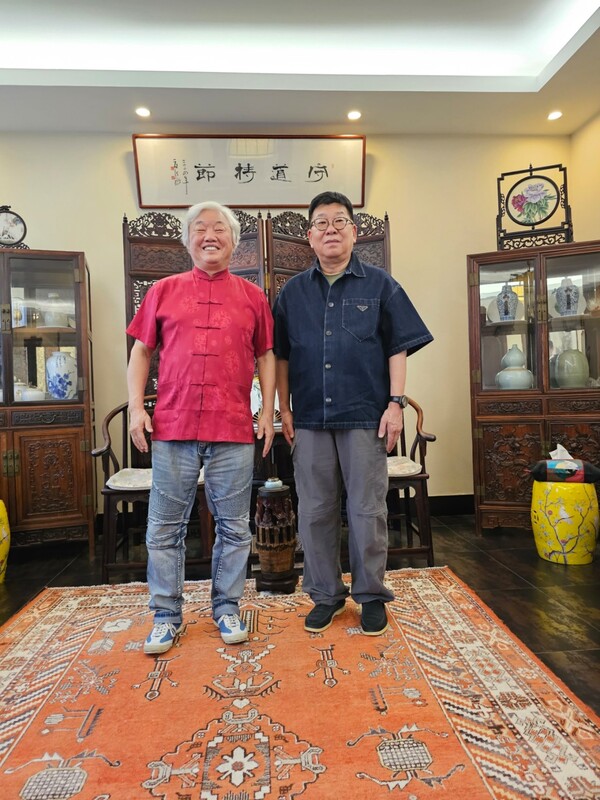 (왼쪽부터) 차홍규 회장이 한팡밍 중국 차얼학회 회장과 면담하고 한중문화교류 확대에 공감을 했다.