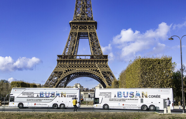 LG가 운영하는 부산 엑스포 홍보 버스가 프랑스 현지시간 28일 2030년 엑스포 개최지 선정을 위한 투표를 앞두고 파리의 주요 명소들을 순회하고 있다.