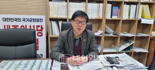  김동빈 의원 본지와 인터뷰모습