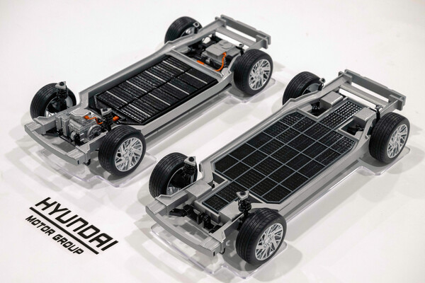 기존 전기차의 차체 하부 구조를 반영한 모델카(왼쪽)와 유니휠이 장착된 차체 하부 구조를 반영한 모델카(오른쪽)