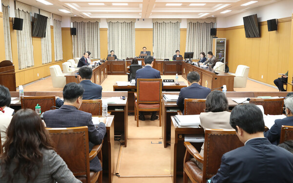대전시의회 복지환경위원회(위원장 민경배)는 29일 제274회 제2차 정례회 제5차 회의를 열고 있는 모습.