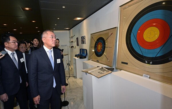 정의선 현대차그룹 회장(대한양궁협회장)이 '2023 한국 양궁 60주년 기념 행사장'에서 한국 양궁의 역사가 담긴 전시물들을 둘러보는 모습