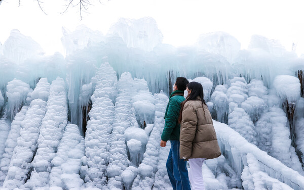사진은 얼음동산 걷고 있는 시민 모습.