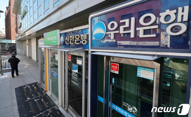 서울 시내 시중은행 ATM 기기를 이용하는 시민들의 모습. 2023.12.21/뉴스1 ⓒ News1 신웅수 기자