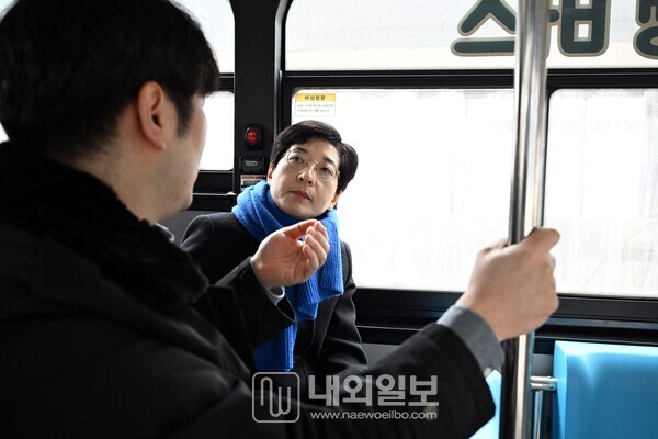 사진: 이순열 세종시의회 의장이 자율주행 버스를 타고 관계자 설명을 듣고 있다.