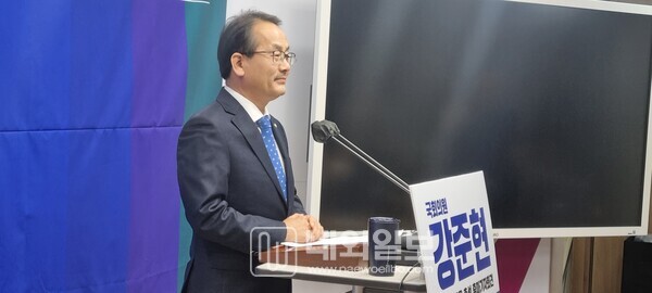 사진: 5일 오전 10시 30분 시청 브리핑실에서 강준현 의원이 세종을지역구 22대 총선출마 기자회견 모습