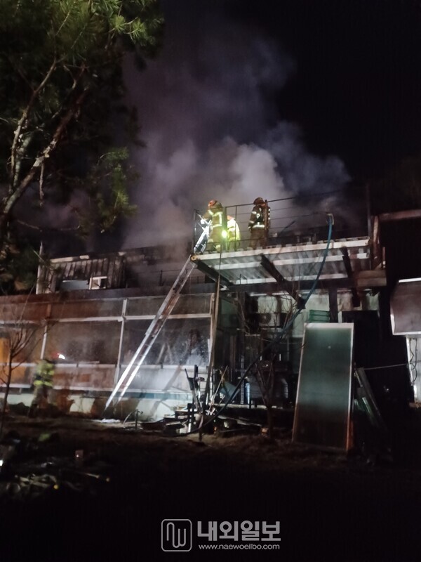사진:  전의면 주택 화재현장에서 119 화재 진압대가 화재를 진압하기 위해 주택 지붕에 올라 잔불 정리를 하고 있는 모습