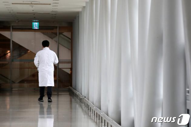 25일 서울 시내의 한 대학병원에서 의료진이 발걸음을 옮기고 있다.2024.2.25/뉴스1 ⓒ News1 이승배 기자