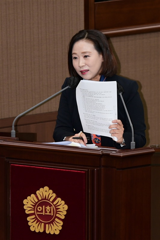 이새날 의원이 '북한배경 청소년의 교육권 보장 촉구 결의안’을 설명하고 있다.
