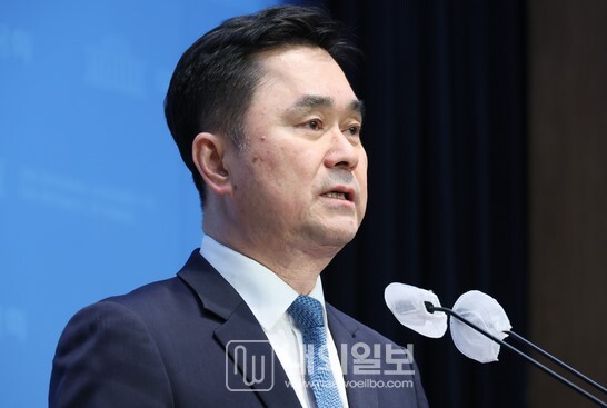 사진: 김종민 새로운 미래 공동 대표가 국회 소통실에서 세종 갑 지역구 출마선언을 하고 있다