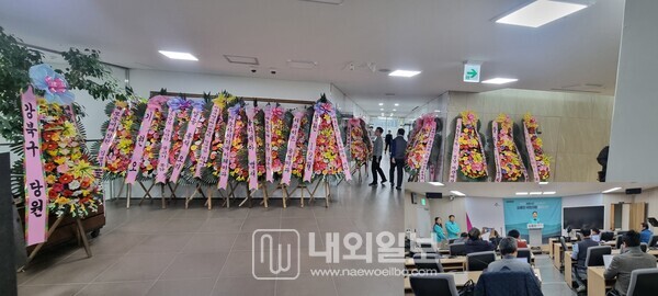  사진 : 김종민 새로운미래 공동대표 기자회견장을 뒤 덮은 화환들 . . . 