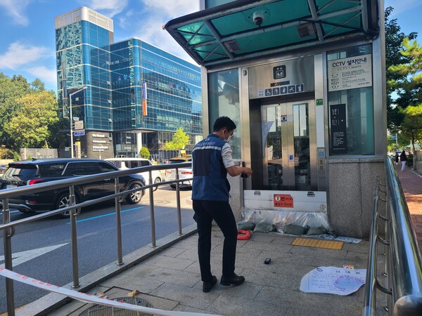 2023년 7월 한국교통안전공단 직원이 대치역 지상엘리베이터 침수방지시설의 안전성을 점검하고 있다.