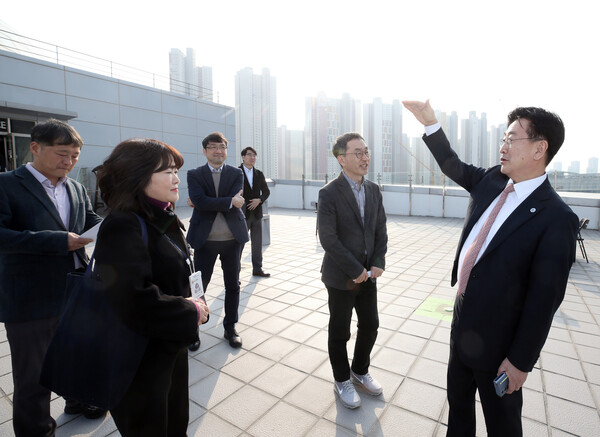 윤원석 청장이 인천스타트업파크를 방문해 관계자로부터 설명을 청취하고 있다.