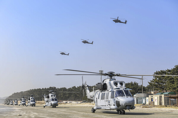 서북도서방위사령부(이하 서방사)는 3월 15(금) 백령도와 연평도 일대에서 서북도서 증원훈련에서 해병대 상륙기동헬기(MUH-1),공격헬기(AH-64), 기동헬기(CH-47)가 백령도 일대에 착륙하고있다. 