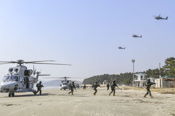 해병대 상륙기동헬기(MUH-1),공격헬기(AH-64), 기동헬기(CH-47)이 백령도 일대에 착륙하여 증원 절차를 숙달하고있다.