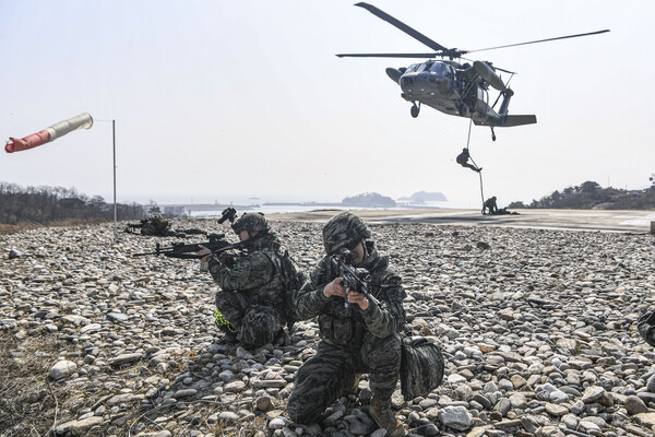 서북도서방위사령부(이하 서방사)는 3월 15(금) 백령도와 연평도 일대에서 서북도서 증원훈련을 실시했다. 공격헬기(AH-64), 기동헬기(CH-47, UH-60)가 연평도 일대에 착륙하여 증원 절차를 숙달하고있다.