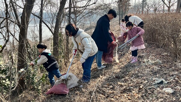 자원봉사자 가족들이 저어새 서식지인 남동 유수지 주변 환경 정화활동을 하고 있다.
