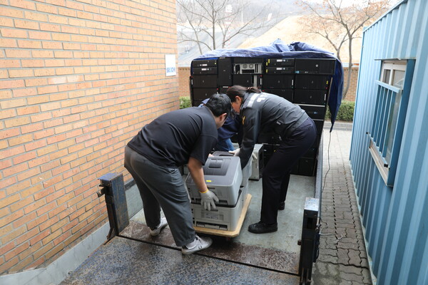 19일 연수구 인천해양경찰서 청사에서 사단법인 한국사회복지정책연구원에 기증하는 전산장비를 차에 싣고 있다.