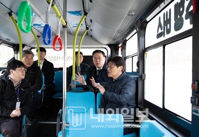 사진 : (오른쪽 첫번째) 김형렬 행복청장이 자율주행버스에 시승하여 관계자의 설명을 듣고 있다