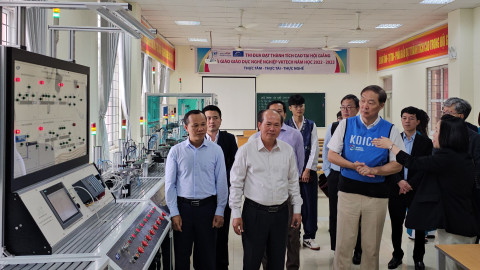장원삼 코이카 이사장(앞줄 왼쪽에서 세번째)이 17일 오전(현지시각) 코이카가 베트남에 설립한 박장성 한베기술대학을 방문해 직업훈련 설비를 둘러보고 있다