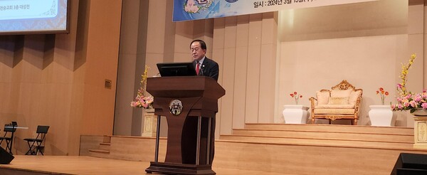 ‘2024학년도 남산시민대학 입학식’에서 김용호 시의원이 축사를 하고 있다