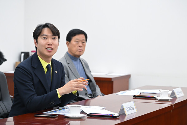 발언하는 김규남 의원(왼쪽)
