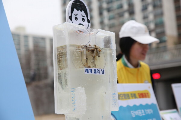 세계 물의 날을 맞아 담배꽁초로 인한 해양오염과 물의 소중함에 대한 캠페인을 펼치고 있다..(사진 제공 = 신천지자원봉사단 서울동부지부)