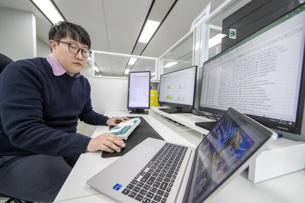서울 광화문에 위치한 KT 고객센터에서 직원이 AI 클린 메시징 시스템으로 스팸 메시지를 분석하고 있다.