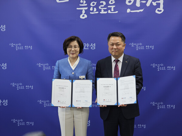 ( 왼쪽부터) 김보라 안성시장, 이선관 코레일 광역철도본부장
