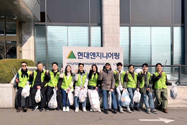 지난 13일(수), 환경 정화 봉사활동에 참여한 현대엔지니어링 임직원들과 배우 김석훈이 기념 사진을 촬영하고 있다.