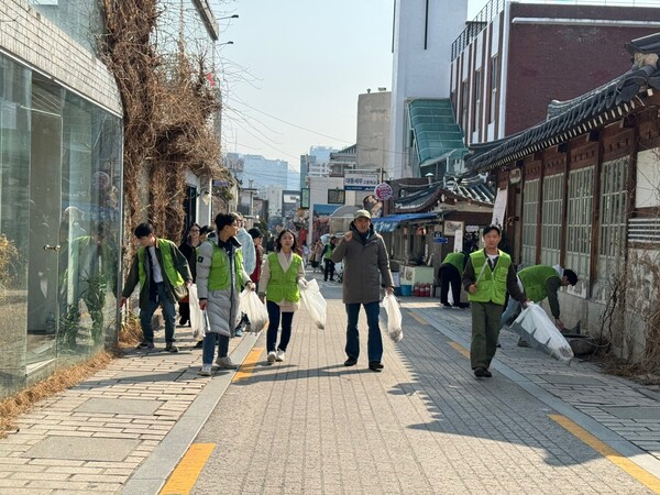 지난 13일(수), 현대엔지니어링 임직원들과 배우 김석훈이 계동 일대에서 쓰레기를 줍고 있다.