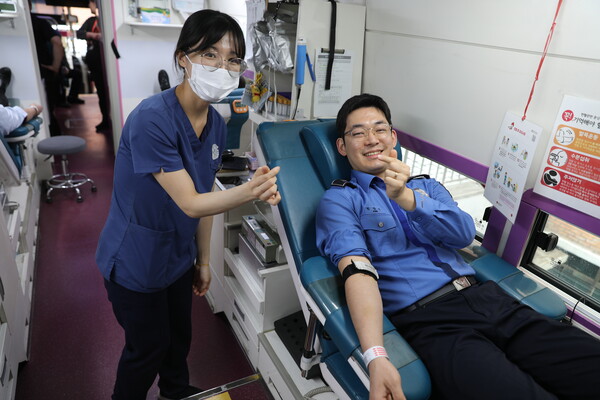 해경 직원이 헌혈을 하고 있다.