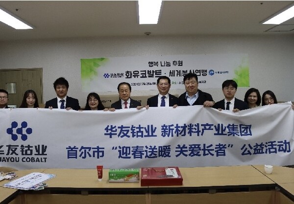 첨부3_시립용산노인복종합복지관에서 개최된 ‘행복 나눔 후원’ 행사에 참석한 김용호 시의원(왼쪽에서 다섯 번째)이 참석자들과 함께 기념촬영