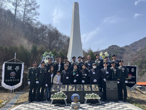 충북 영동군 민주지산 안보공원에서 27일 거행된 민주지산 순직 전우 추모식에서 국제평화지원단 장병들과 유가족들이 촬영하고 있다.